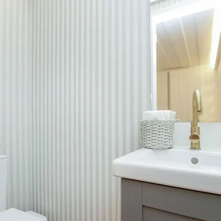 Golden Cage Chiado - Charm Historic And Cozy דירה ליסבון